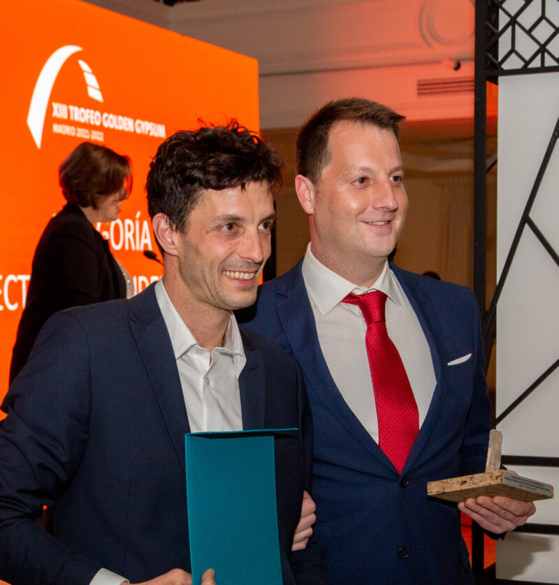 David y Héctor, de izquierda a derecha, durante la entrega del Trofeo Golden Gypsum 2022